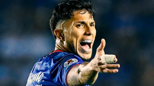 Carlos Salcedo tiene contrato vigente con Cruz Azul.
