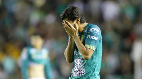 El delantero mexicano está en busca de club después de que Chivas de Guadalajara lo condenara al ostracismo.
