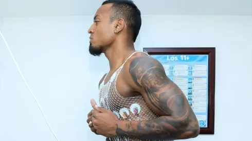 Willer Ditta presumió su tatuaje en su regreso a Cruz Azul.
