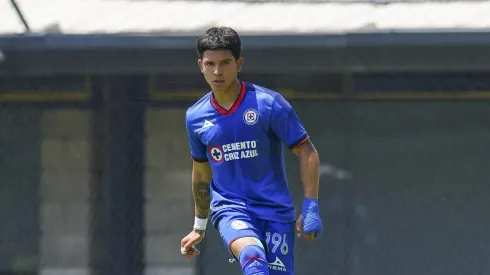 El mediocampista mexicano se marcha al futbol de Europa y su lugar lo tomaría un canterano que deslumbra a todos en Cruz Azul.
