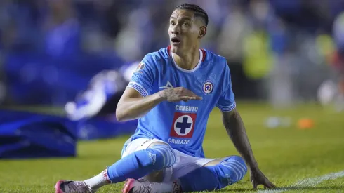 Uriel Antuna todavía podría causar baja de Cruz Azul.
