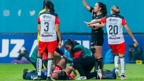 Selene Cortés tras recibir una dura falta.
