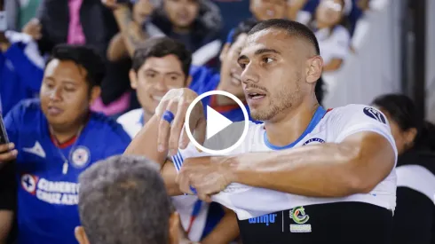 Giorgos Giakoumakis y un divertido momento con un aficionado de Cruz Azul.
