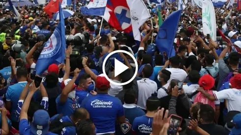 La porra de Cruz Azul se hizo presente.
