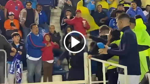 Gran gesto de Erik Lira con un pequeño fanático de Cruz Azul
