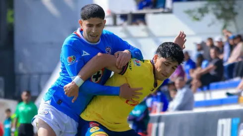 Carlos Vargas contra Kevin Álvarez durante el Clásico Joven Sub 23.
