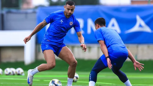 Giorgos Giakoumakis entrena al parejo con Cruz Azul.
