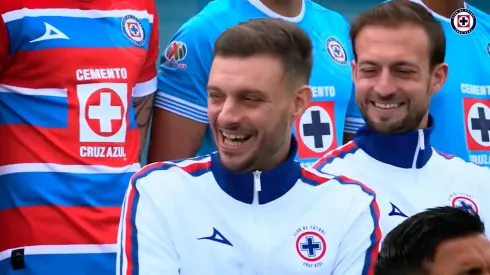 Martín Anselmi se divirtió en la foto oficial de Cruz Azul.
