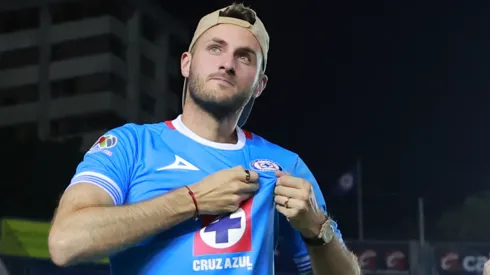 Santi Giménez sigue al pendiente de Cruz Azul.
