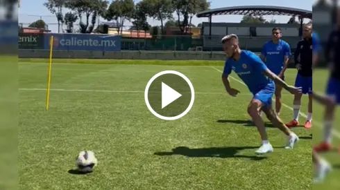 Gonzalo Piovi anotó un golazo en el entrenamiento de Cruz Azul.
