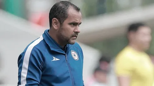 Julio Cevada dejó de ser DT de Cruz Azul femenil.
