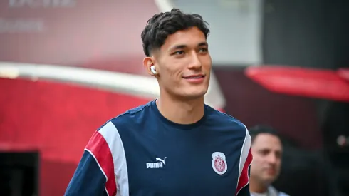 Orozco sigue en el radar de Cruz Azul, pero Chivas no lo pone fácil.
