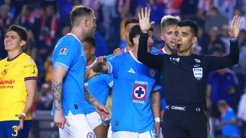Cruz Azul sufrió de varias polémicas arbitrales en el 2024.
