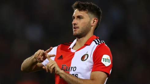 Santiago Giménez, cerca de definir su futuro.
