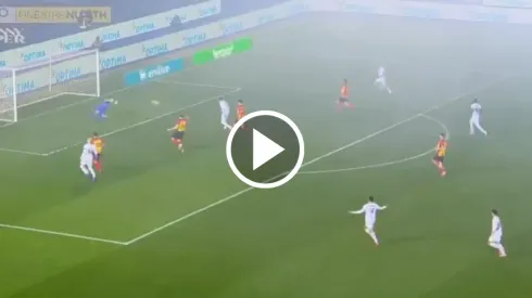 Gol de Santi Giménez fue anulado.
