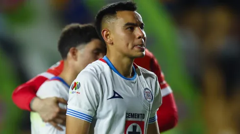 Charly aún no arregló su contrato en Cruz Azul.
