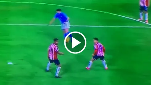 Ignacio Rivero abrió el marcador para Cruz Azul ante Chivas.

