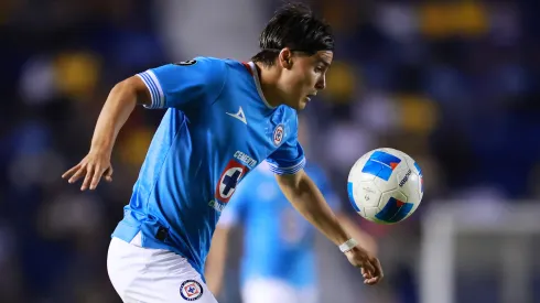 Luka Romero conduce el balón en el juego más reciente de Cruz Azul frente al América.
