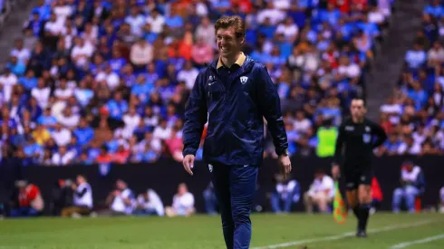 Efraín Juárez se hizo expulsar y el mando de los universitarios contra Cruz Azul recayó en Alex Larrea, auxiliar universitario.
