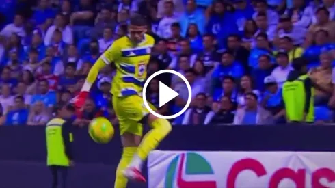 Kevin Mier se lució ante Pumas, no solo por el penal atajado.
