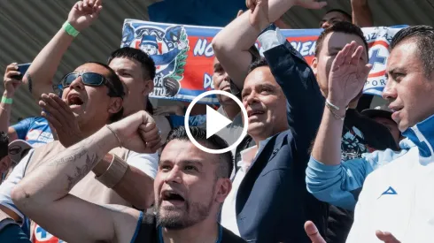 Víctor Velázquez, con la porra de Cruz Azul.
