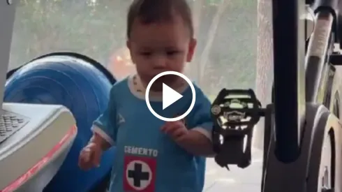 El hijo del jugador de Cruz Azul enterneció a todos.
