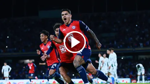 El uruguayo le dio el triunfo a Cruz Azul sobre el final del partido.
