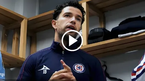 El jugador uruguayo dio la arenga previa al partido contra Toluca en el Nemesio Diez.
