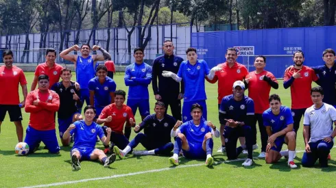 El uruguayo posó junto a sus compañeros en La Noria.
