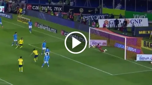 El portero colombiano brilló ante Henry Martín.
