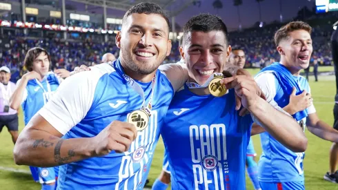 Juan Escobar festejando su último título en La Máquina, junto a Erik Lira.
