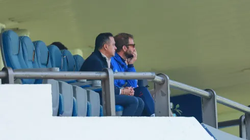 El entrenador argentino llega a un club que despidió a un técnico que se coronó campeón y que apunto estuvo de lograr la décima estrella.
