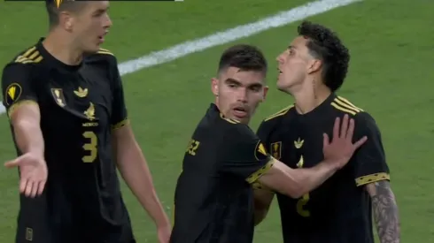 Los mexicanos se trenzaron en pleno campo de juego ante Costa Rica.
