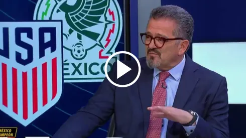 Carlos Hermosillo, contra un jugador de Cruz Azul.
