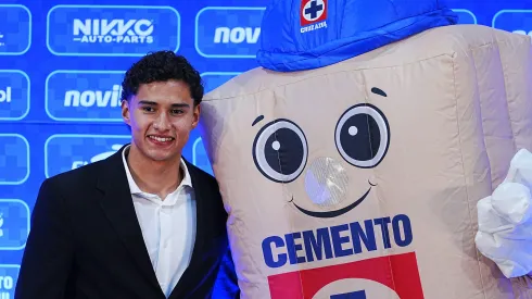 El futbolista portará la playera número 16 y podría debutar de manera oficial este fin de semana.
