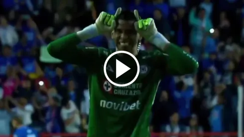 El guardameta de Cruz Azul y un elocuente gesto para su compañero.
