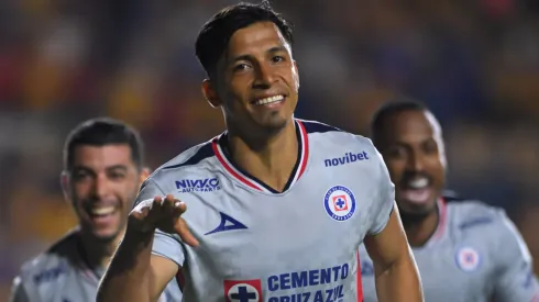 El Cuate se vistió de héroe y rescató un punto clave.
