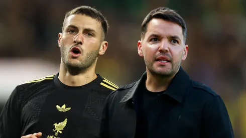 Santiago Giménez bendijo a Nicolás Larcamón.
