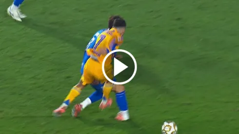 El defensor se tuvo que retirar el camilla y llorando.