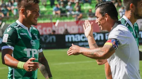Santiago Wanderers vs Colo Colo – 11 Marzo 2017/ValparaisoJavier Parraguez saluda a esteban Paredes (d),durante el partido v�lido por la Sexta  fecha del campeonato Scotiabank clausura 2016-2017 , donde se enfrentan Santiago Wanderers vs Colo Colo disputado en el estadio El�as Figueroa BranderFOTO:YVO SALINAS/AGENCIAUNO
