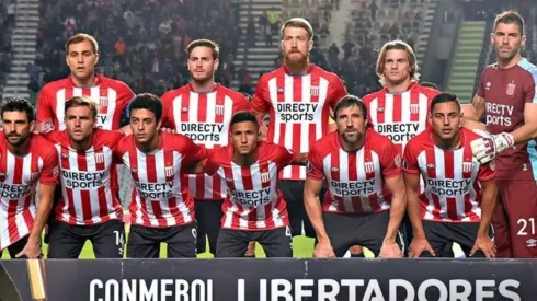 Estudiantes de La Plata enfrentando a Gremio por Copa Libertadores
