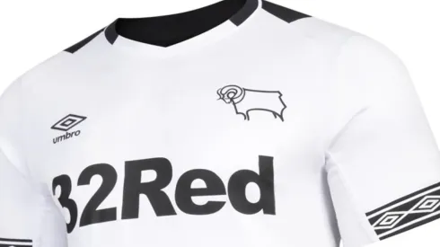 La camiseta del Derby County, marca Umbro. ¿Irá por ahí la de Colo Colo?
