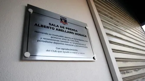 La placa quedó instalada en el acceso a la sala de prensa del Monumental | Foto: Colo Colo Oficial
