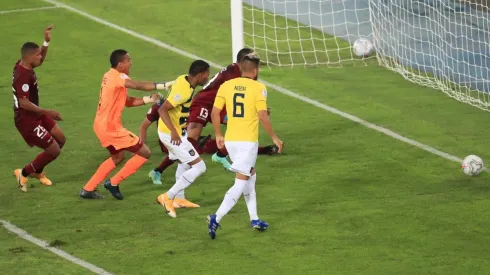 Venezolanos y ecuatorianos se ven las caras en esta Copa América.
