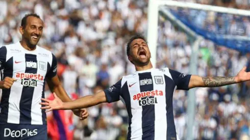 Gabriel Costa festeja el segundo tanto de Alianza Lima
