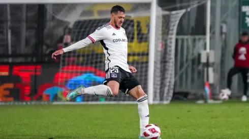 Ramiro González va al rescate de la defensa de Colo Colo.
