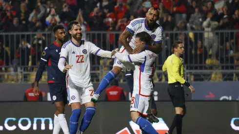 Bruno Barticciotto marca el 4 a 0 para la Roja desde el punto penal.
