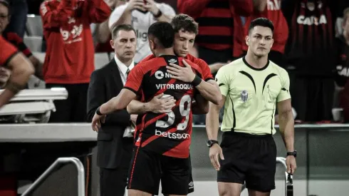 Luciano Arriagada y Vitor Roque en Paranaense. Crédito: Athletico Paranaense.
