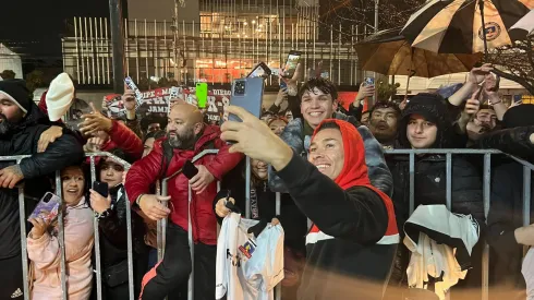 Hinchas albos en Chillán compartieron con el plantel de Colo Colo.
