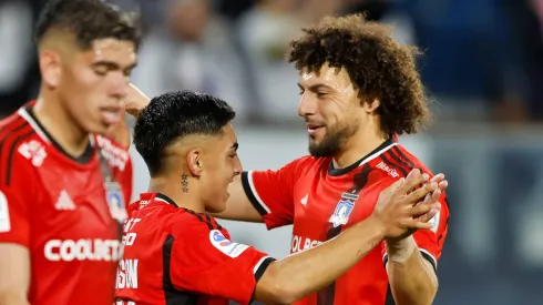 Maximiliano Falcón feliz con el presente de Jordhy Thompson en Colo Colo.
